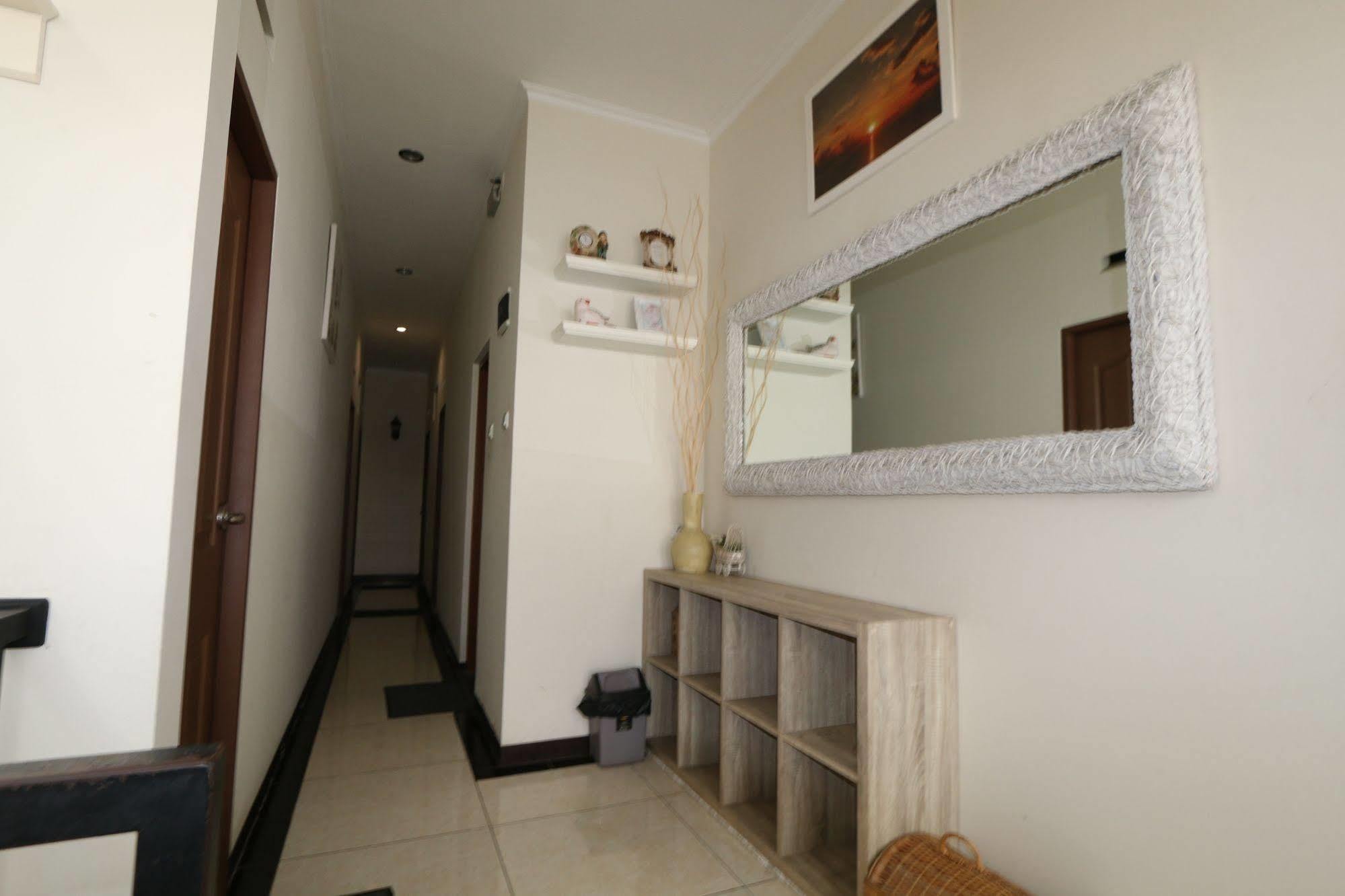 Bantal Guling Pasar Baru Hotel Bandung Exterior photo